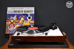 Read more about the article 【輕裝也能玩好黑膠—Thorens TD402DD 開箱】