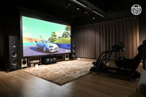 Read more about the article 【極致多聲道加上賽車模擬器體驗，音效、體感、視覺我全都要！】